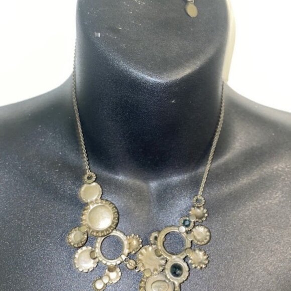 Sorrelli “Aurora Sky” Crystal Circular Bib necklace HARD TO FIND RARE STUNNING!! - Picture 2 of 3